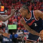 15. apríla 2026; Inglewood, Kalifornia, USA; Útočník Golden State Warriors Draymond Green (23) stráži útočníka Los Angeles Clippers Kawhiho Leonarda (2) v prvom polčase počas play-in kôl play-off NBA 2026 v Intuit Dome. Povinný kredit: Jayne Kamin-Oncea-Imagn Images