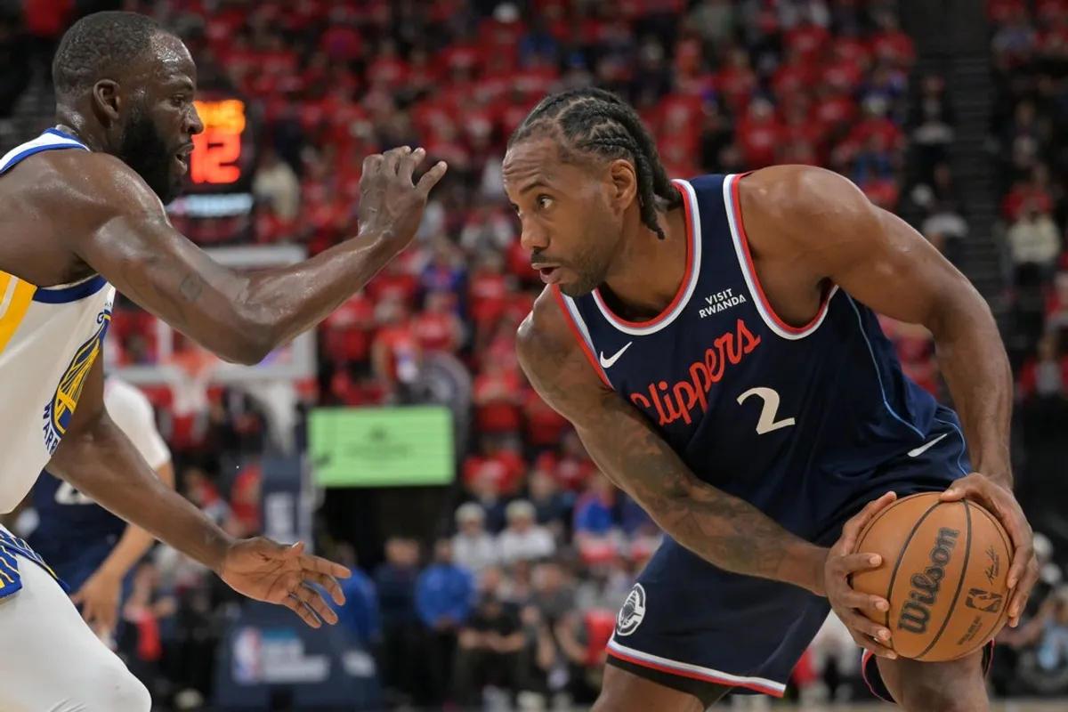 15. apríla 2026; Inglewood, Kalifornia, USA; Útočník Golden State Warriors Draymond Green (23) stráži útočníka Los Angeles Clippers Kawhiho Leonarda (2) v prvom polčase počas play-in kôl play-off NBA 2026 v Intuit Dome. Povinný kredit: Jayne Kamin-Oncea-Imagn Images