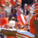 Defenzívny zákrok Clemson Tigers Peter Woods (11) oslavuje po vyhodení obrancu Duke Blue Devils Dariana Mensaha (10) v sobotu 1. novembra 2025 počas futbalového zápasu NCAA na Memorial Stadium v ​​Clemson v Južnej Karolíne.