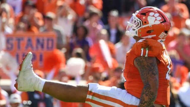 Defenzívny zákrok Clemson Tigers Peter Woods (11) oslavuje po vyhodení obrancu Duke Blue Devils Dariana Mensaha (10) v sobotu 1. novembra 2025 počas futbalového zápasu NCAA na Memorial Stadium v ​​Clemson v Južnej Karolíne.