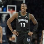 8. mája 2026; Minneapolis, Minnesota, USA; Minnesota Timberwolves chráni Aya Dosunmu (13) proti San Antonio Spurs v prvom polčase počas tretieho zápasu druhého kola play-off NBA 2026 v Target Center. Povinný kredit: Jesse Johnson-Imagn Images