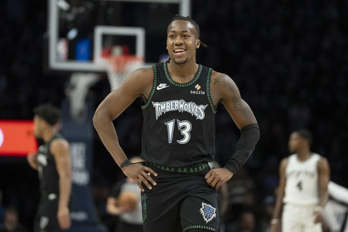 8. mája 2026; Minneapolis, Minnesota, USA; Minnesota Timberwolves chráni Aya Dosunmu (13) proti San Antonio Spurs v prvom polčase počas tretieho zápasu druhého kola play-off NBA 2026 v Target Center. Povinný kredit: Jesse Johnson-Imagn Images