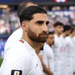 LOS ANGELES, KALIFORNIA – 15. JÚNA: Alireza Jahanbakhsh #7 a hráči IR Iran sa postavia na národnú hymnu pred zápasom G-skupiny Majstrovstiev sveta vo futbale 2026 medzi IR Iran a Novým Zélandom na štadióne Los Angeles 15. júna 2026 v Los Angeles v Kalifornii. (Foto Alex Livesey – FIFA/FIFA cez Getty Images)