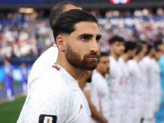 Správanie hráčov Iránu počas štátnej hymny na otváracom zápase majstrovstiev sveta vs Nový Zéland LOS ANGELES, KALIFORNIA – 15. JÚNA: Alireza Jahanbakhsh #7 a hráči IR Iran sa postavia na národnú hymnu pred zápasom G-skupiny Majstrovstiev sveta vo futbale 2026 medzi IR Iran a Novým Zélandom na štadióne Los Angeles 15. júna 2026 v Los Angeles v Kalifornii. (Foto Alex Livesey – FIFA/FIFA cez Getty Images)