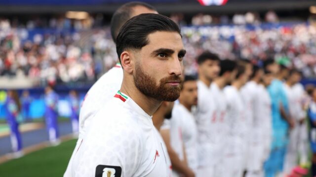 LOS ANGELES, KALIFORNIA – 15. JÚNA: Alireza Jahanbakhsh #7 a hráči IR Iran sa postavia na národnú hymnu pred zápasom G-skupiny Majstrovstiev sveta vo futbale 2026 medzi IR Iran a Novým Zélandom na štadióne Los Angeles 15. júna 2026 v Los Angeles v Kalifornii. (Foto Alex Livesey – FIFA/FIFA cez Getty Images)