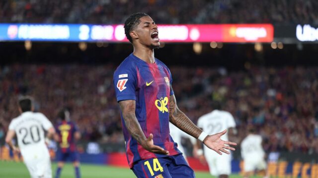 Anglický útočník Barcelony #14 Marcus Rashford reaguje počas futbalového zápasu španielskej ligy medzi FC Barcelona a Real Madrid CF na štadióne Camp Nou v Barcelone 10. mája 2026