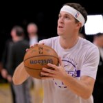 10. decembra 2025; Los Angeles, Kalifornia, USA; Strážca Los Angeles Lakers Austin Reaves (15) sa rozcvičuje pred zápasom proti San Antonio Spurs v Crypto.com Arena. Povinný kredit: Jayne Kamin-Oncea-Imagn Images