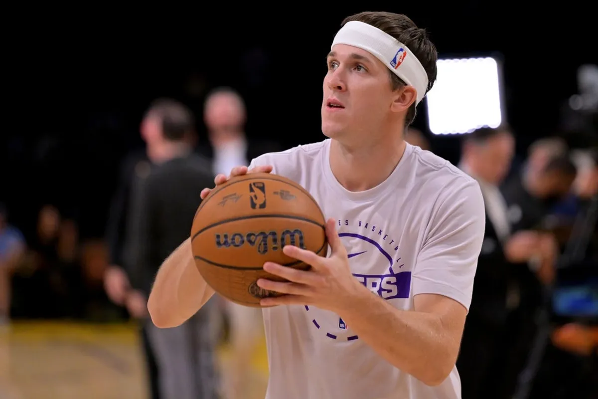 10. decembra 2025; Los Angeles, Kalifornia, USA; Strážca Los Angeles Lakers Austin Reaves (15) sa rozcvičuje pred zápasom proti San Antonio Spurs v Crypto.com Arena. Povinný kredit: Jayne Kamin-Oncea-Imagn Images
