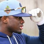 Obranca Milwaukee Brewers Luis Lara si v pondelok 16. februára 2026 nastavuje čiapku počas jarných tréningov v American Family Fields of Phoenix vo Phoenixe v Arizone.