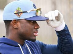 Správy: Brewers podpísali zmluvu s OF Luisom Larom na 7-ročnú zmluvu za 31 miliónov dolárov Obranca Milwaukee Brewers Luis Lara si v pondelok 16. februára 2026 nastavuje čiapku počas jarných tréningov v American Family Fields of Phoenix vo Phoenixe v Arizone.