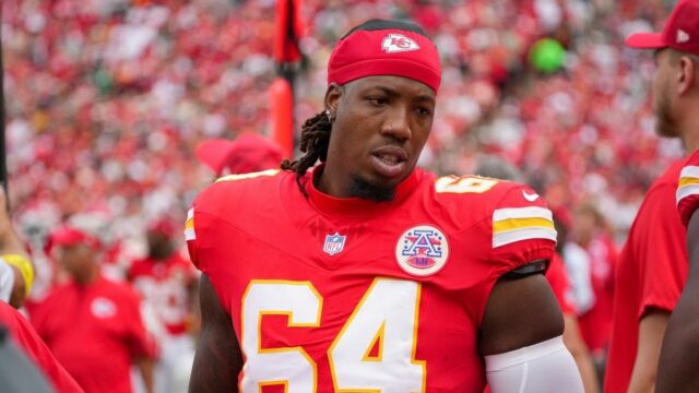 14. septembra 2025; Kansas City, Missouri, USA; Kansas City Chiefs Wanya Morris (64) počas druhého polčasu zápasu proti Philadelphia Eagles na GEHA Field na Arrowhead Stadium. Povinný kredit: Denny Medley-Imagn Images