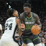 6. mája 2026; San Antonio, Texas, USA; Útočník Minnesoty Timberwolves Julius Randle (30) dribloval proti brankárovi San Antonio Spurs Devinovi Vassellovi (24) v prvom polčase počas druhého zápasu druhého kola play-off NBA 2026 vo Frost Bank Center. Povinný kredit: Daniel Dunn-Imagn Images