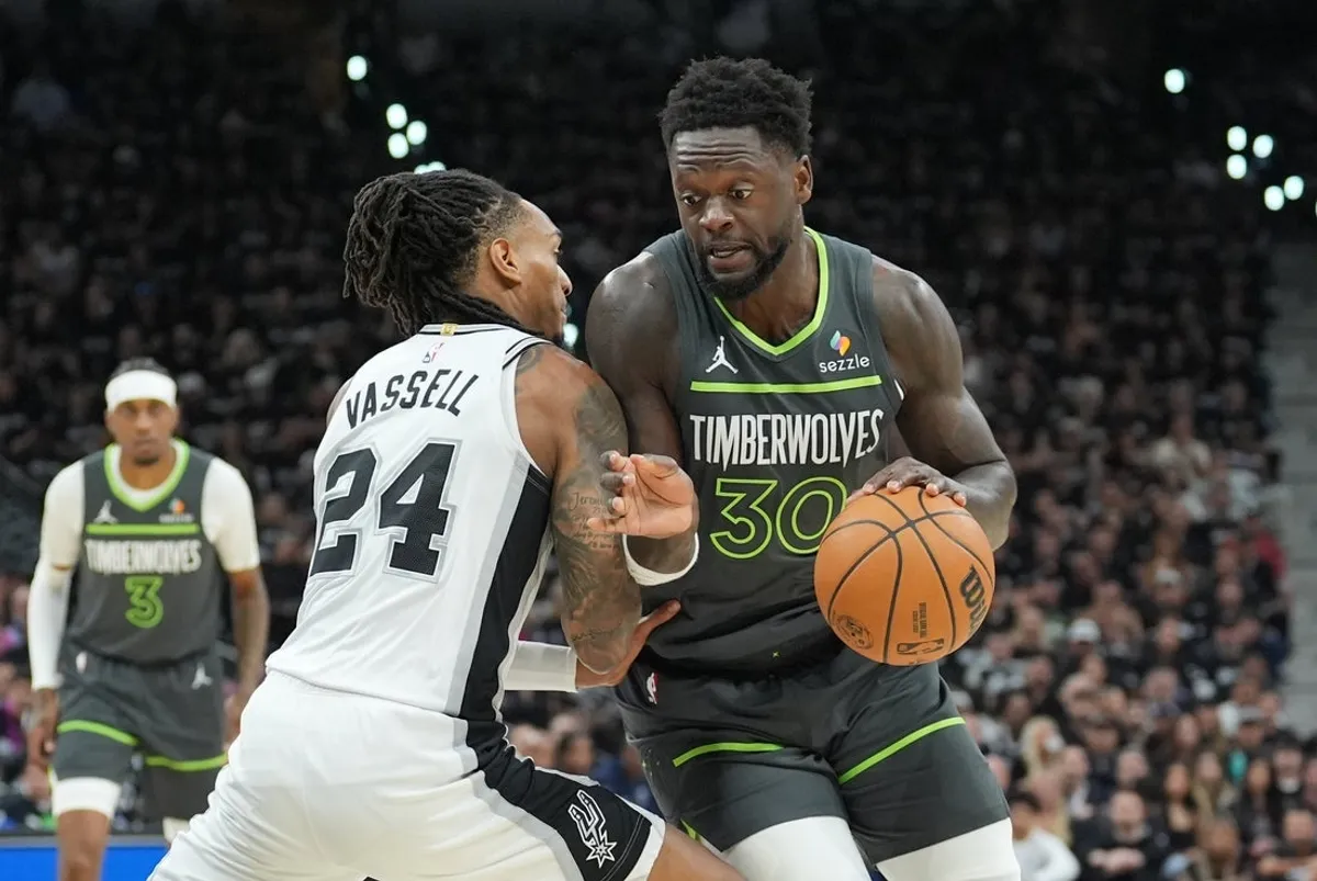 6. mája 2026; San Antonio, Texas, USA; Útočník Minnesoty Timberwolves Julius Randle (30) dribloval proti brankárovi San Antonio Spurs Devinovi Vassellovi (24) v prvom polčase počas druhého zápasu druhého kola play-off NBA 2026 vo Frost Bank Center. Povinný kredit: Daniel Dunn-Imagn Images