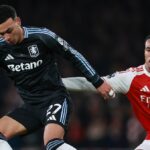 Morgan Rogers z Aston Villy pod tlakom Gabriela Magalhaesa z Arsenalu počas zápasu Premier League medzi Arsenalom a Aston Villou na Emirates Stadium 30. decembra 2025 v Londýne v Anglicku.