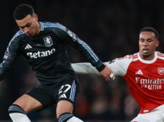 Správy z Arsenalu: Morgan Rogers posilnil prestup, keď sa Gunners blížili k prvému letnému príchodu Morgan Rogers z Aston Villy pod tlakom Gabriela Magalhaesa z Arsenalu počas zápasu Premier League medzi Arsenalom a Aston Villou na Emirates Stadium 30. decembra 2025 v Londýne v Anglicku.