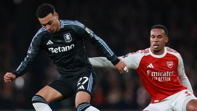 Morgan Rogers z Aston Villy pod tlakom Gabriela Magalhaesa z Arsenalu počas zápasu Premier League medzi Arsenalom a Aston Villou na Emirates Stadium 30. decembra 2025 v Londýne v Anglicku. 