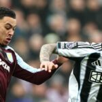 Sandro Tonali z Newcastle United je vyzvaný Morganom Rogersom z Aston Villy počas zápasu Premier League medzi Newcastle United a Aston Villa v St James' Park 25. januára 2026 v Newcastle upon Tyne v Anglicku.