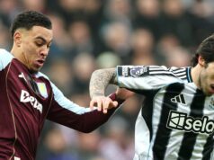 Správy z Arsenalu: Plán Morgana Rogersa sa objavil ako zamietnutá konkurenčná ponuka na prestup Sandro Tonali z Newcastle United je vyzvaný Morganom Rogersom z Aston Villy počas zápasu Premier League medzi Newcastle United a Aston Villa v St James' Park 25. januára 2026 v Newcastle upon Tyne v Anglicku.