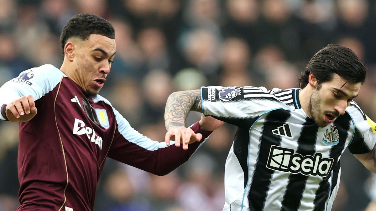 Sandro Tonali z Newcastle United je vyzvaný Morganom Rogersom z Aston Villy počas zápasu Premier League medzi Newcastle United a Aston Villa v St James' Park 25. januára 2026 v Newcastle upon Tyne v Anglicku.