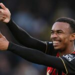Eli Junior Kroupi z Bournemouthu oslavuje po strelení gólu na 1:0 počas zápasu Premier League medzi Bournemouthom a Manchestrom City na Vitality Stadium.