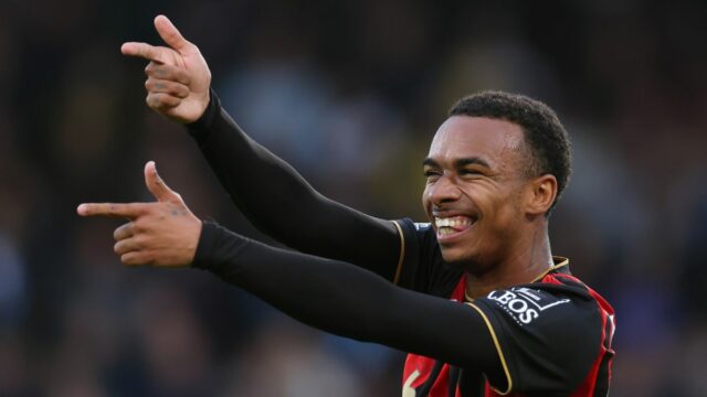 Eli Junior Kroupi z Bournemouthu oslavuje po strelení gólu na 1:0 počas zápasu Premier League medzi Bournemouthom a Manchestrom City na Vitality Stadium.