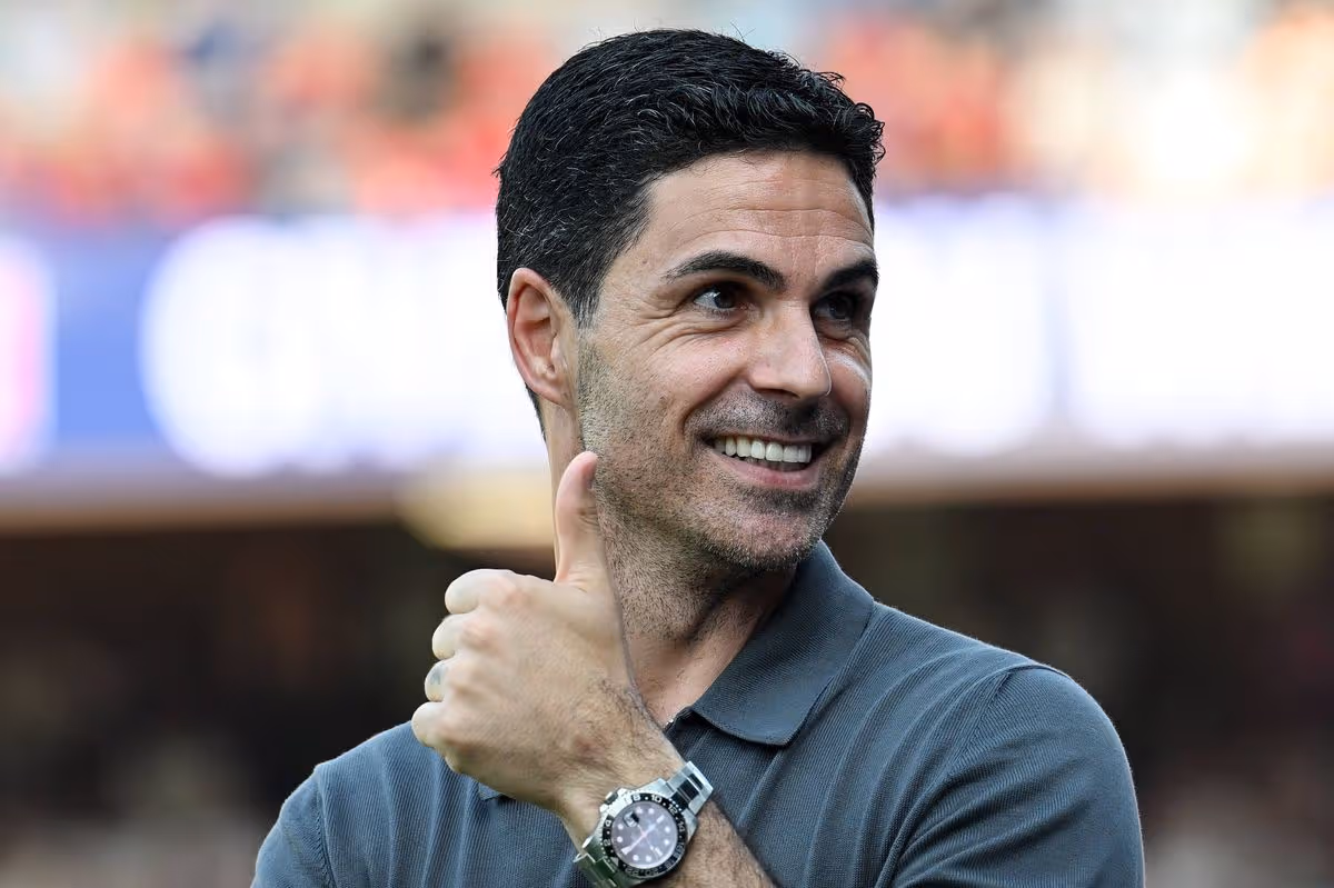 Manažér Arsenalu Mikel Arteta dáva palec hore