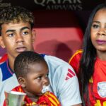 Španiel Lamine Yamal pózuje na fotke so svojím malým bratom a jeho matkou na plný úväzok po víťazstve tímu a následnom postupe do finále UEFA EURO 2024 po semifinálovom zápase UEFA EURO 2024 medzi Španielskom a Francúzskom v Mníchovskej futbalovej aréne 9. júla 2024 v nemeckom Mníchove.