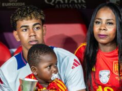 Správy z Arsenalu: Yamalova mama vyzdvihuje hviezdu Gunners ako agenta, ktorý hovorí na cestách Španiel Lamine Yamal pózuje na fotke so svojím malým bratom a jeho matkou na plný úväzok po víťazstve tímu a následnom postupe do finále UEFA EURO 2024 po semifinálovom zápase UEFA EURO 2024 medzi Španielskom a Francúzskom v Mníchovskej futbalovej aréne 9. júla 2024 v nemeckom Mníchove.