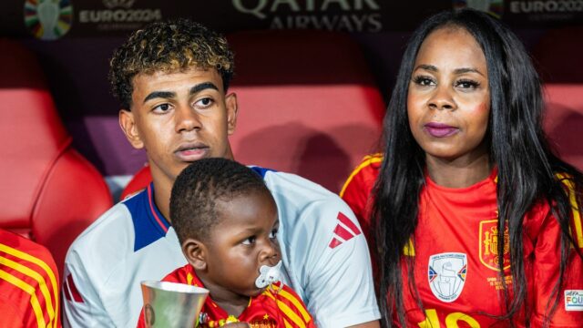 Správy z Arsenalu: Yamalova mama vyzdvihuje hviezdu Gunners ako agenta, Španiel Lamine Yamal pózuje na fotke so svojím malým bratom a jeho matkou na plný úväzok po víťazstve tímu a následnom postupe do finále UEFA EURO 2024 po semifinálovom zápase UEFA EURO 2024 medzi Španielskom a Francúzskom v Mníchovskej futbalovej aréne 9. júla 2024 v nemeckom Mníchove.