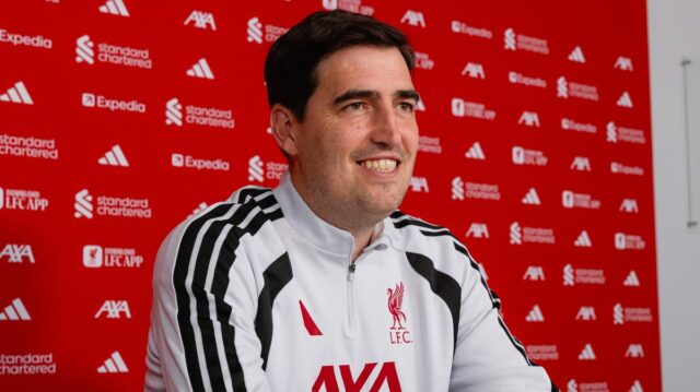 Andoni Iraola nový manažér futbalového klubu Liverpool v tréningovom centre Axa