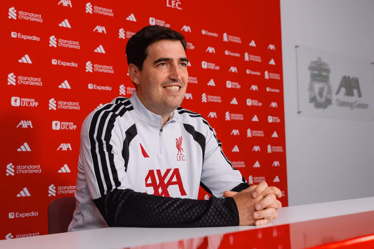 Andoni Iraola nový manažér futbalového klubu Liverpool v tréningovom centre Axa
