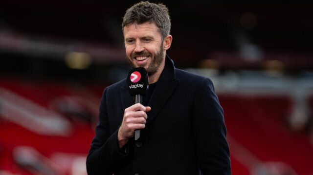 Patrick Doorgu z Manchestru United kontroluje loptu pod tlakom Lewisa Halla z Newcastlu United počas zápasu Premier League medzi Manchestrom United a Newcastle United na Old Trafford 26. decembra 2025. 