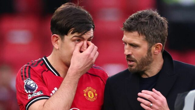 Michael Carrick hovorí s Harrym Maguire