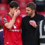 Michael Carrick hovorí s Harrym Maguire