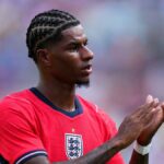 TAMPA, FLORIDA – 6. JÚNA: Marcus Rashford č. 11 z Anglicka sleduje polčas počas medzinárodného priateľského zápasu medzi Anglickom a Novým Zélandom na štadióne Raymonda Jamesa 6. júna 2026 v Tampe na Floride. (Foto od Rich Story/Getty Images)