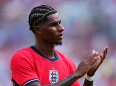 Správy z Man Utd: Rokovania o prestupe Marcusa Rashforda sa otvorili, keď bola dosiahnutá rekordná dohoda TAMPA, FLORIDA – 6. JÚNA: Marcus Rashford č. 11 z Anglicka sleduje polčas počas medzinárodného priateľského zápasu medzi Anglickom a Novým Zélandom na štadióne Raymonda Jamesa 6. júna 2026 v Tampe na Floride. (Foto od Rich Story/Getty Images)