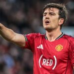 Harry Maguire z Manchestru United dáva pokyny svojmu tímu počas zápasu Premier League medzi Manchestrom United a Brentfordom na Old Trafford.