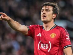 Správy z Man Utd: Záujem o nástupcu Harryho Maguirea bol zabezpečený Harry Maguire z Manchestru United dáva pokyny svojmu tímu počas zápasu Premier League medzi Manchestrom United a Brentfordom na Old Trafford.