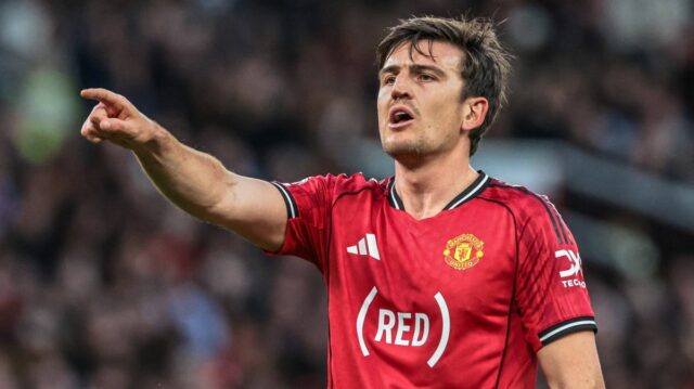 Harry Maguire z Manchestru United dáva pokyny svojmu tímu počas zápasu Premier League medzi Manchestrom United a Brentfordom na Old Trafford. 