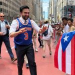 Starosta NYC Zohran Mamdani oslavuje s šampiónom Knicks na miestnej prehliadke