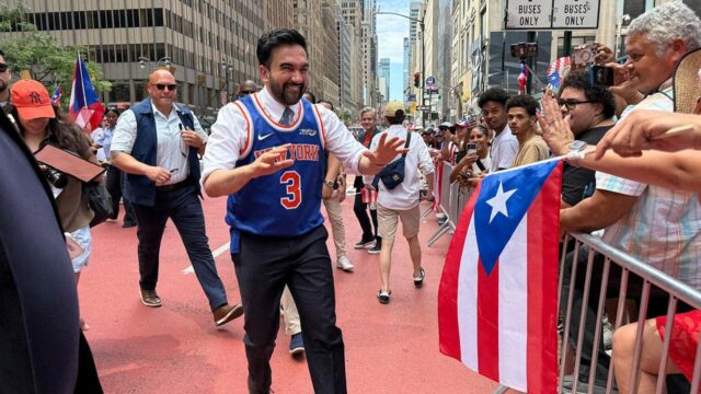 Starosta NYC Zohran Mamdani oslavuje s šampiónom Knicks na miestnej prehliadke
