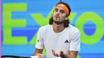 Stefanos Tsitsipas sa počas porážky na Malorke výrazne sťažuje na Ignacia Buseho