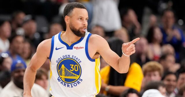 Steph Curry z Warriors podpísal zmluvu s čínskou Li-Ning Steph Curry z Warriors podpísal zmluvu s čínskou Li-Ning