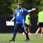 Steve Clarke sleduje, ako jeho hráči trénujú v Charlotte, keď premýšľa o svojej zostave na Haiti