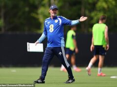 Steve Clarke sa pred súbojom na Haiti silne zastal obrany, ale pretrepá strednú dvojicu na otvárací zápas Bostonu? Steve Clarke sleduje, ako jeho hráči trénujú v Charlotte, keď premýšľa o svojej zostave na Haiti
