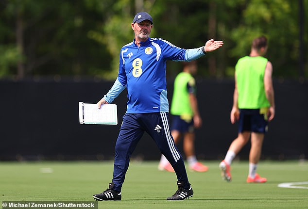 Steve Clarke sa pred súbojom na Haiti silne zastal obrany, Steve Clarke sleduje, ako jeho hráči trénujú v Charlotte, keď premýšľa o svojej zostave na Haiti