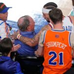 Strážca Knicks Jose Alvarado takmer rozdrvil Michaela Bloomberga, ktorý sa ponoril do tribúny