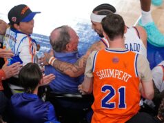 Strážca Knicks Jose Alvarado takmer rozdrvil Michaela Bloomberga, ktorý sa ponoril do tribúny Strážca Knicks Jose Alvarado takmer rozdrvil Michaela Bloomberga, ktorý sa ponoril do tribúny