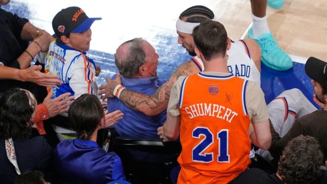 Strážca Knicks Jose Alvarado takmer rozdrvil Michaela Bloomberga, ktorý sa Strážca Knicks Jose Alvarado takmer rozdrvil Michaela Bloomberga, ktorý sa ponoril do tribúny