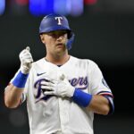 27. mája 2026; Arlington, Texas, USA; Tretí základný hráč Texas Rangers Josh Jung (6) zasiahol singel proti Houston Astros počas prvej zmeny na Globe Life Field. Povinný kredit: Jerome Miron-Imagn Images
